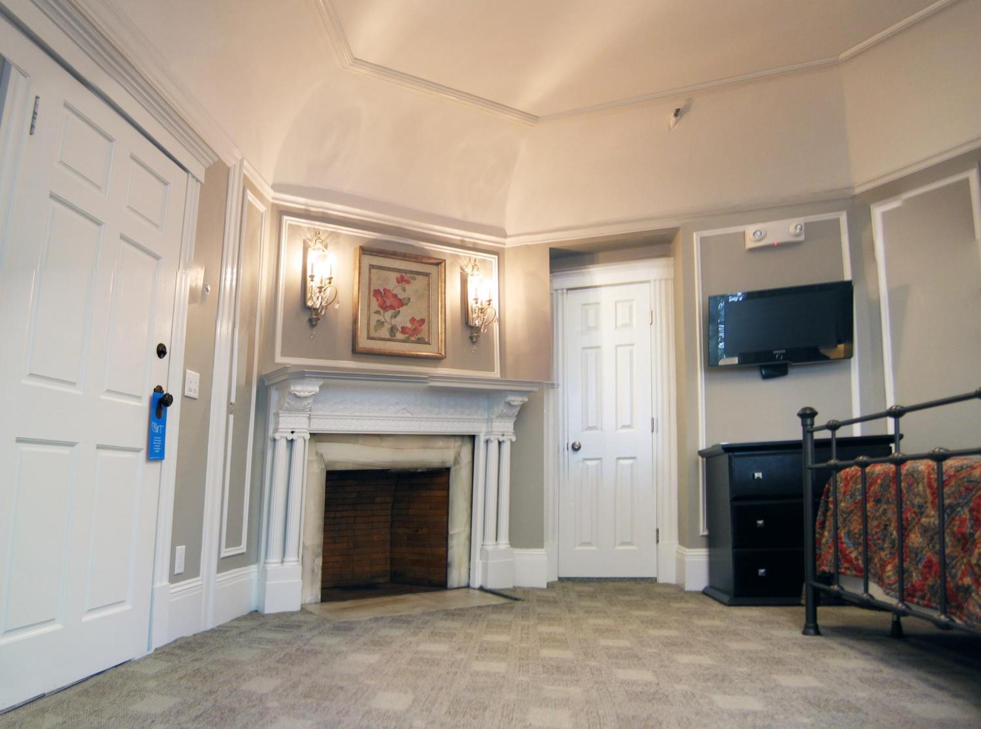 Longwood Inn บรูคไลน์ ภายนอก รูปภาพ
