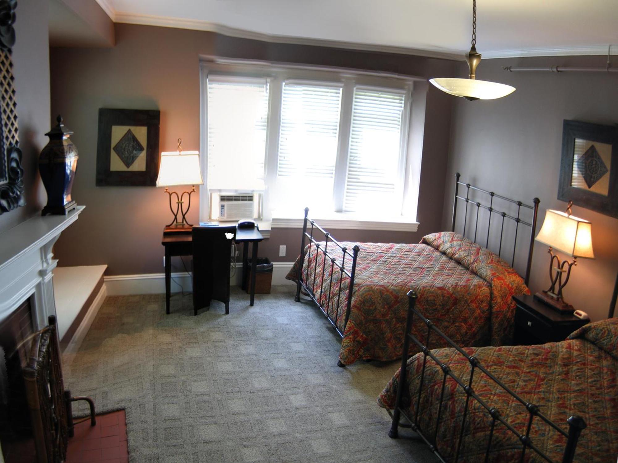 Longwood Inn บรูคไลน์ ภายนอก รูปภาพ