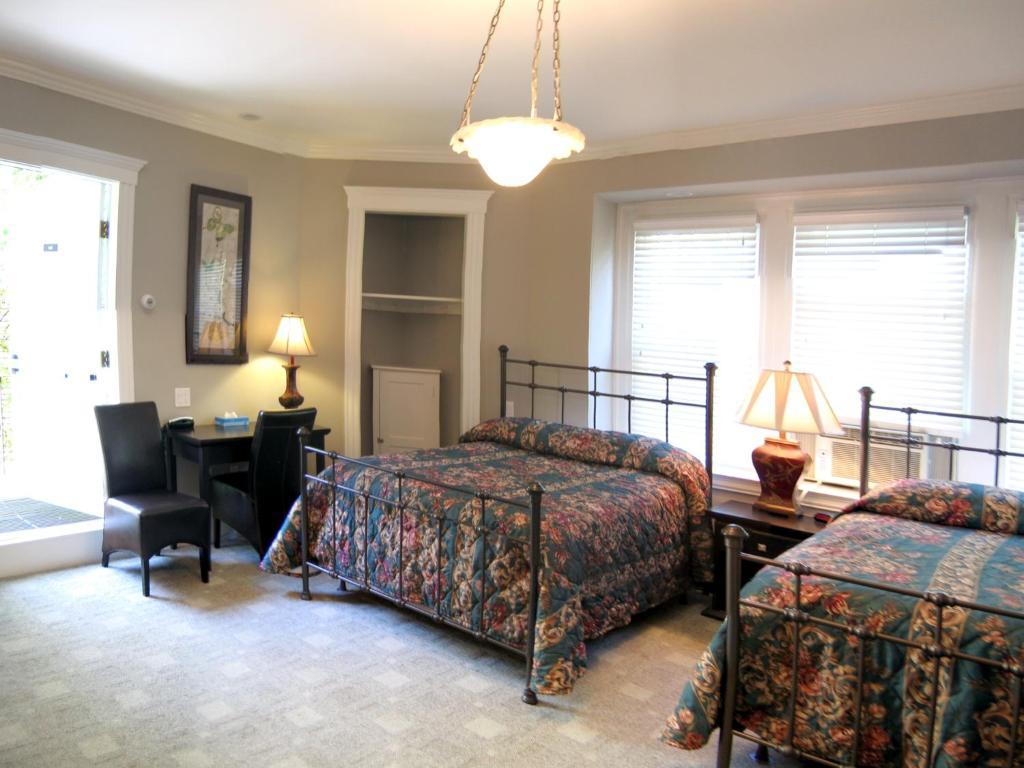 Longwood Inn บรูคไลน์ ภายนอก รูปภาพ